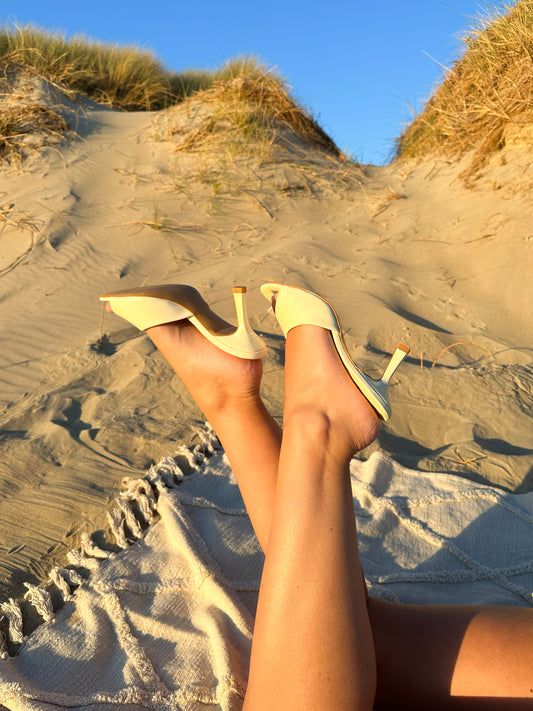 AVA - Mules à talons vernies jaune pastel