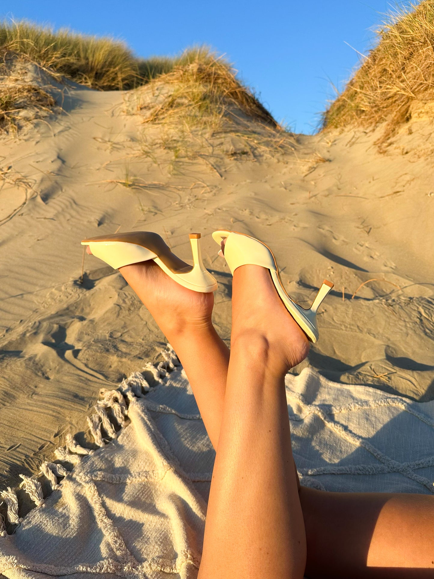 AVA - Mules à talons vernies jaune pastel